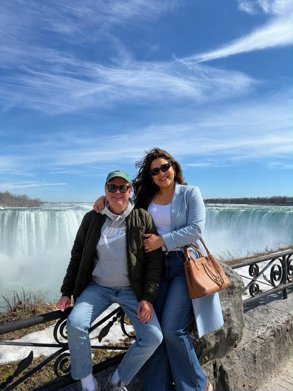 Adam y Mia Morales en las Cataratas del Niágara