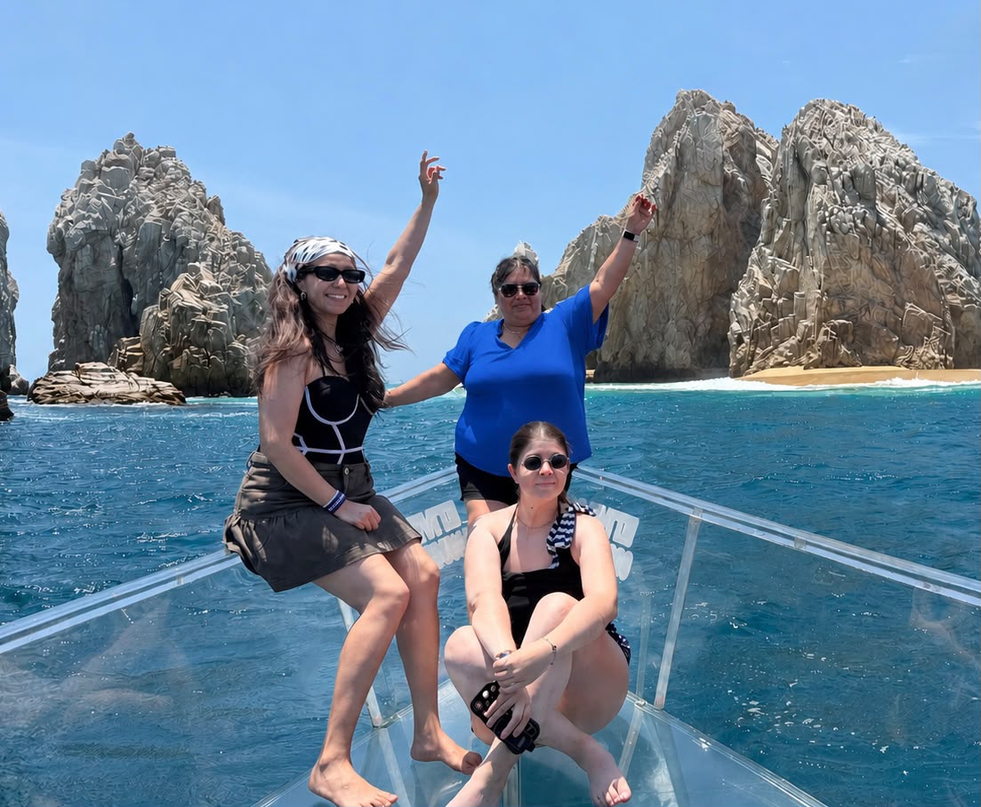 Dani Piña, Carla Alvarado y Louisa Ipiña navegando frente al Arco de Los Cabos