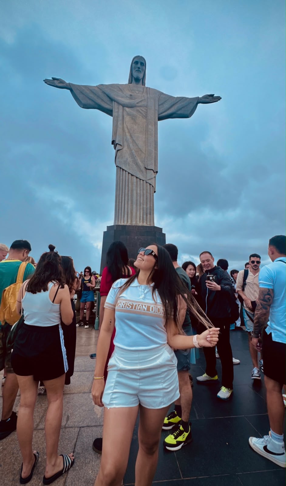 Xio Caballero frente al Cristo Redentor en Brasil