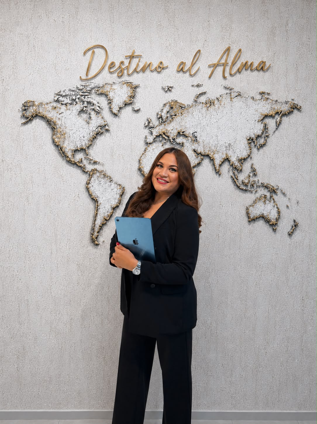 Travel Planner Designer frente al mapa Destino al Alma