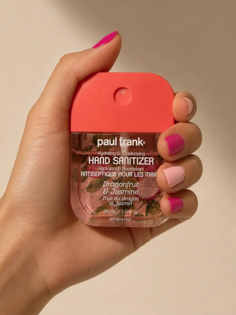 Sanitizante Paul Frank portátil sostenido en una mano